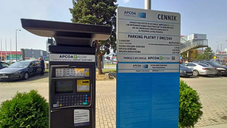 Płatny parking przy Centrum Handlowym Plaza. Czy trzeba zostawić za szybą bilet? - Zdjęcie główne