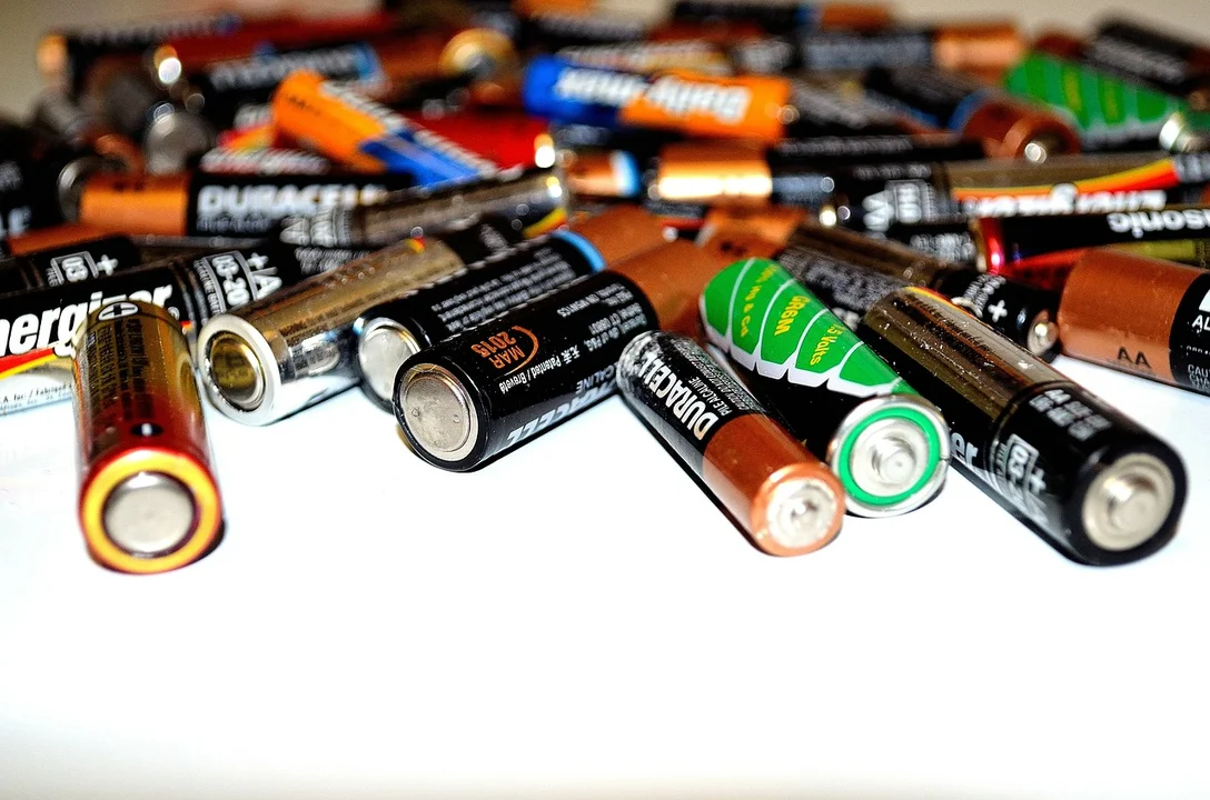 Zbiórka odpadów niebezpiecznych w Rzeszowie. Oddasz baterie, farby, leki, żarówki. Gdzie i kiedy? [LISTA] - Zdjęcie główne