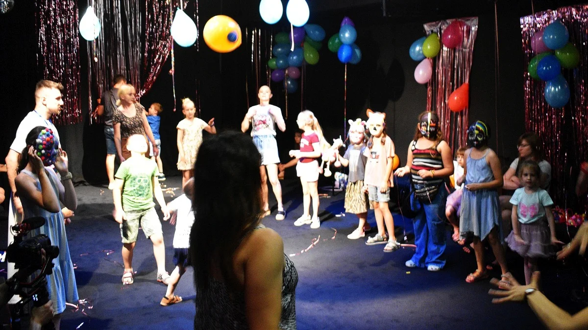 Bal Maskowy w Teatrze Maska. Aktorzy zaprosili dzieci do wspólnej zabawy [ZDJĘCIA] - Zdjęcie główne