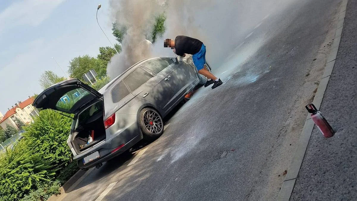 Pożar samochodu przy cmentarzu Pobitno w Rzeszowie. "Spaleniu uległa komora silnika pojazdu" - Zdjęcie główne