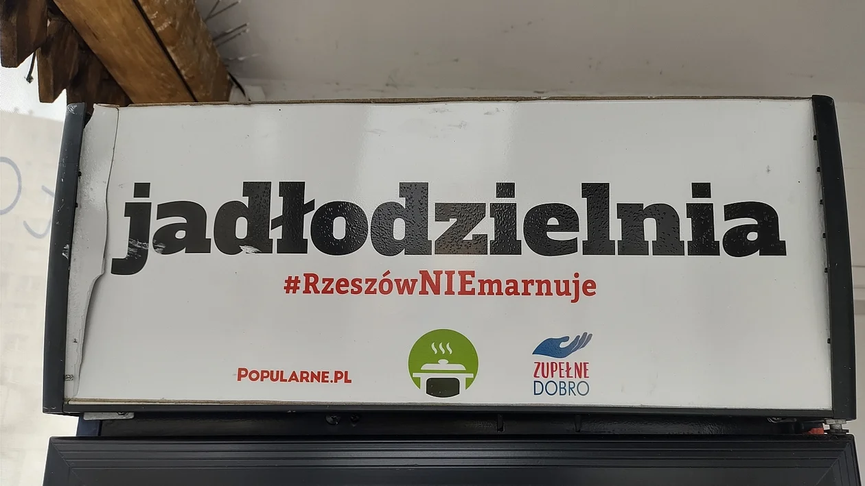 Jadłodzielnia w Rzeszowie regularnie opróżniana, ale nie wszyscy przejadają zabieraną żywność. Niektórzy robią „totalne czyszczenie” [ZDJĘCIA] - Zdjęcie główne