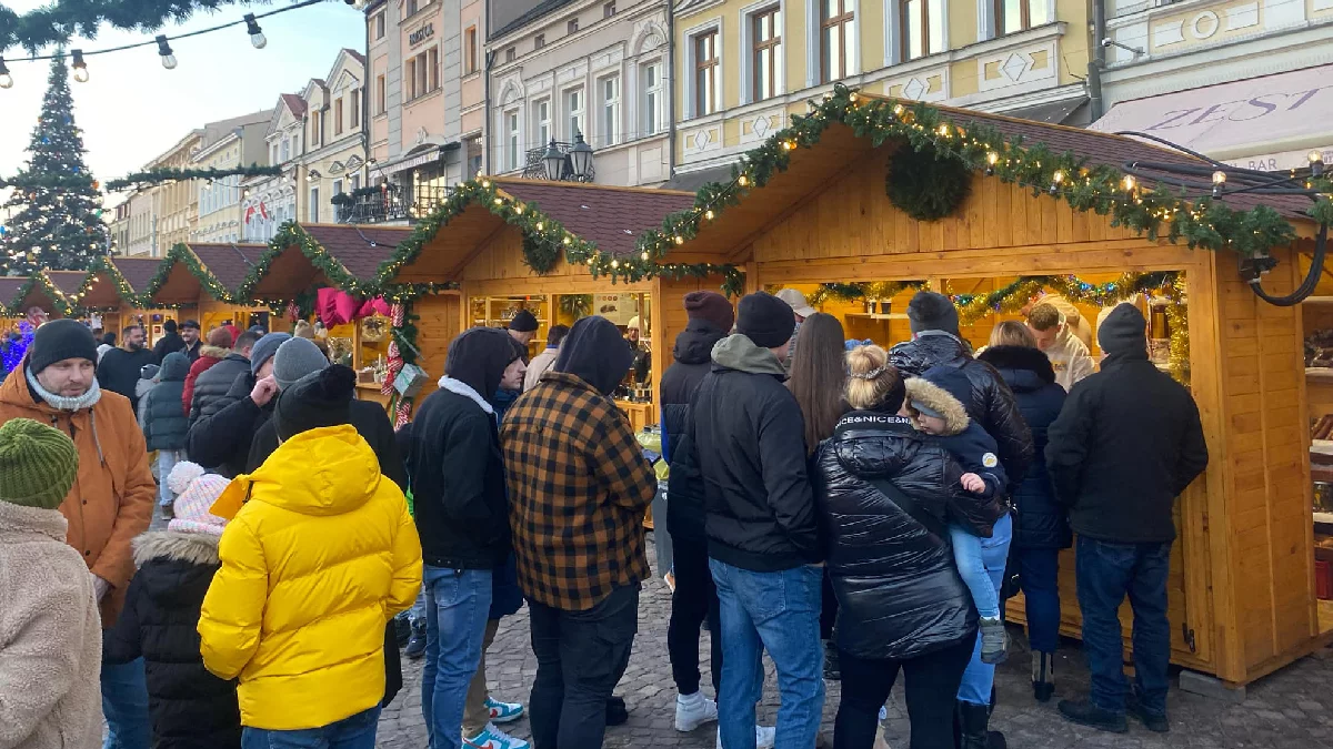 Ogromny tłum w kolejce do budki na Świątecznym Miasteczku. To efekt pochwał Książula [WIDEO] - Zdjęcie główne