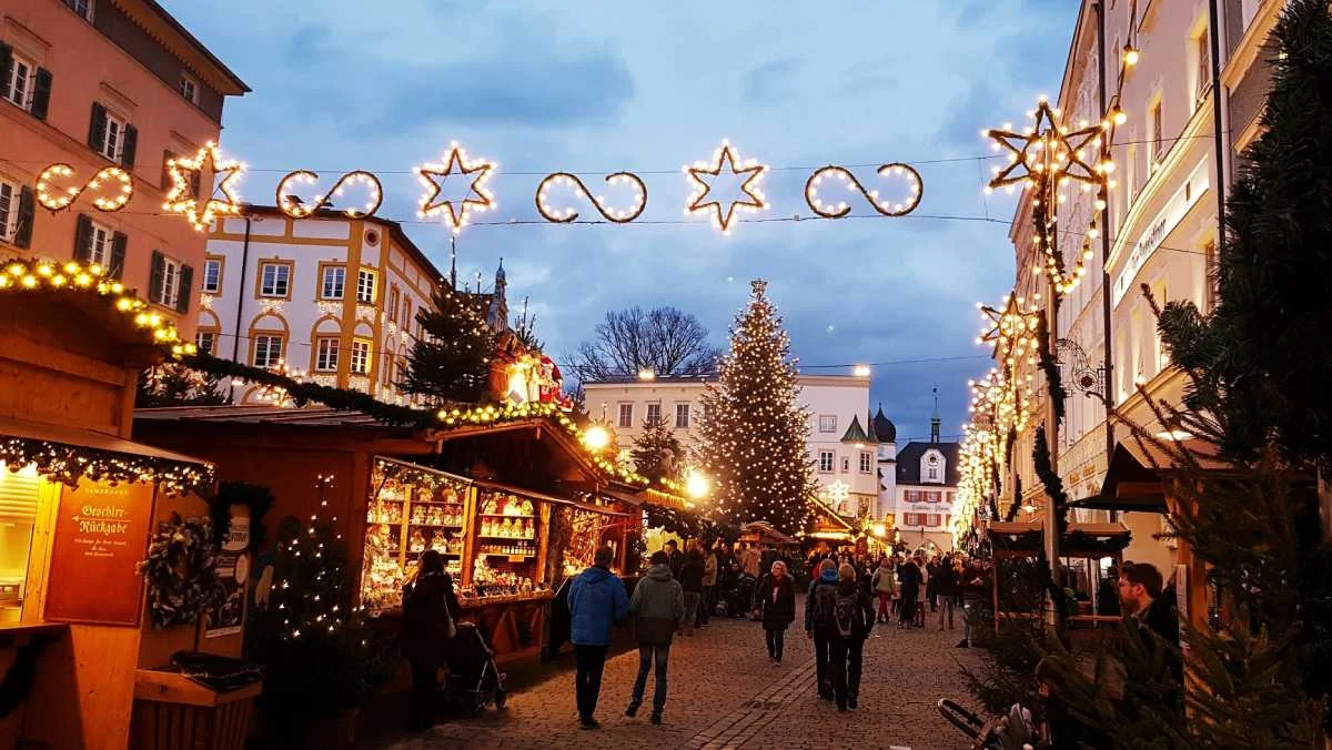 Od poniedziałku na ulicach Rzeszowa rozpocznie się montaż świątecznego oświetlenia. Będą zmiany? - Zdjęcie główne