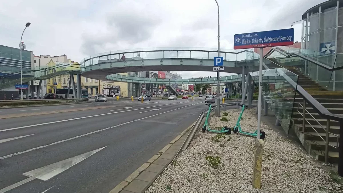 Utrudnienia pod okrągłą kładką im. WOŚP. Kolizja osobówki z autobusem - Zdjęcie główne