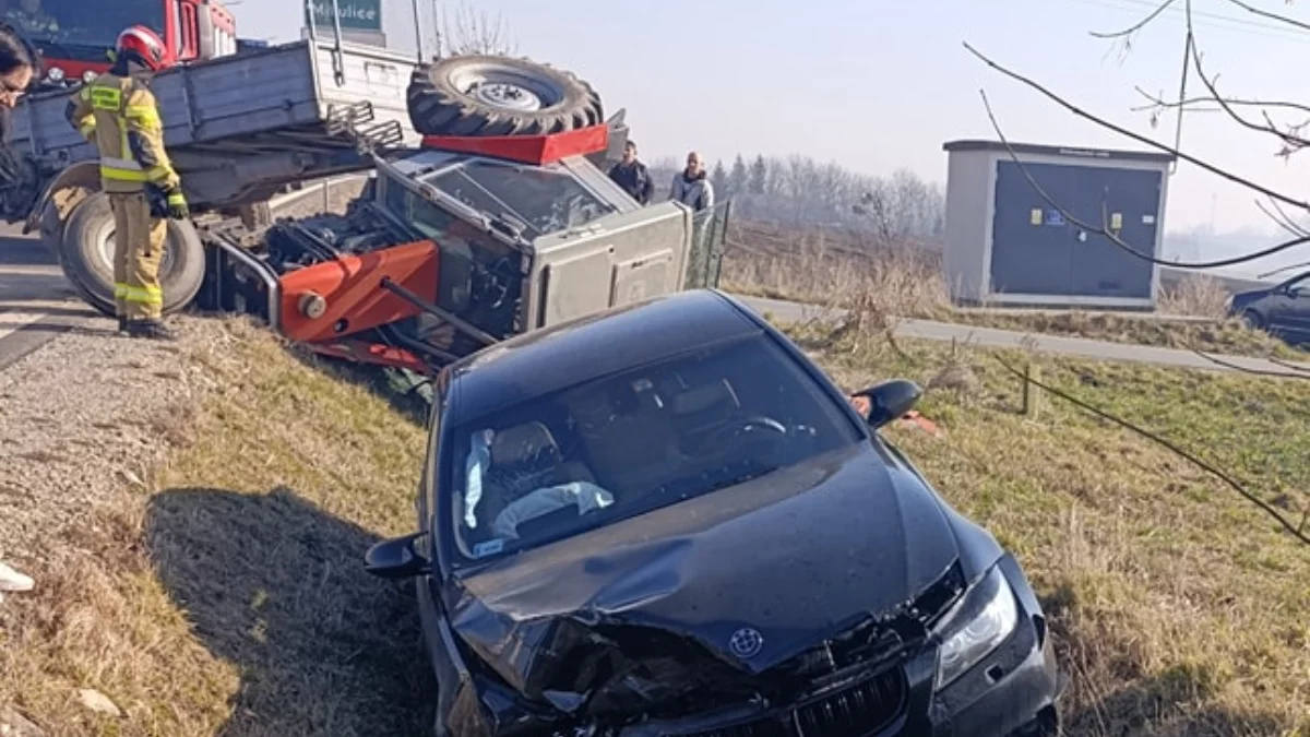 Wypadek w regionie. Ciągnik rolniczy zderzył się z osobówką [ZDJĘCIA] - Zdjęcie główne