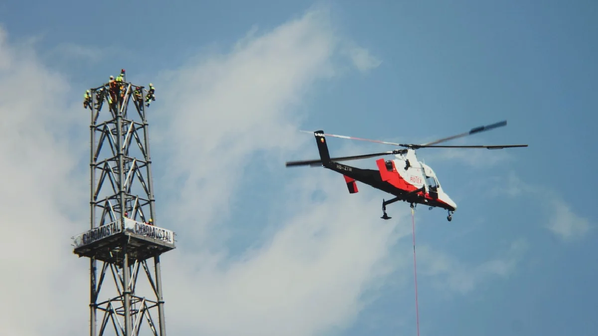 Helikopter w akcji! Trwa montaż iglicy na Olszynkach Park, najwyższym wieżowcu mieszkalnym w Polsce [ZDJĘCIA] - Zdjęcie główne