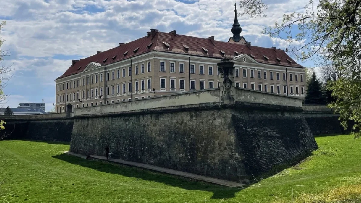 Ludzkie szczątki na terenie Zamku Lubomirskich. Wkrótce wyniki badań - Zdjęcie główne