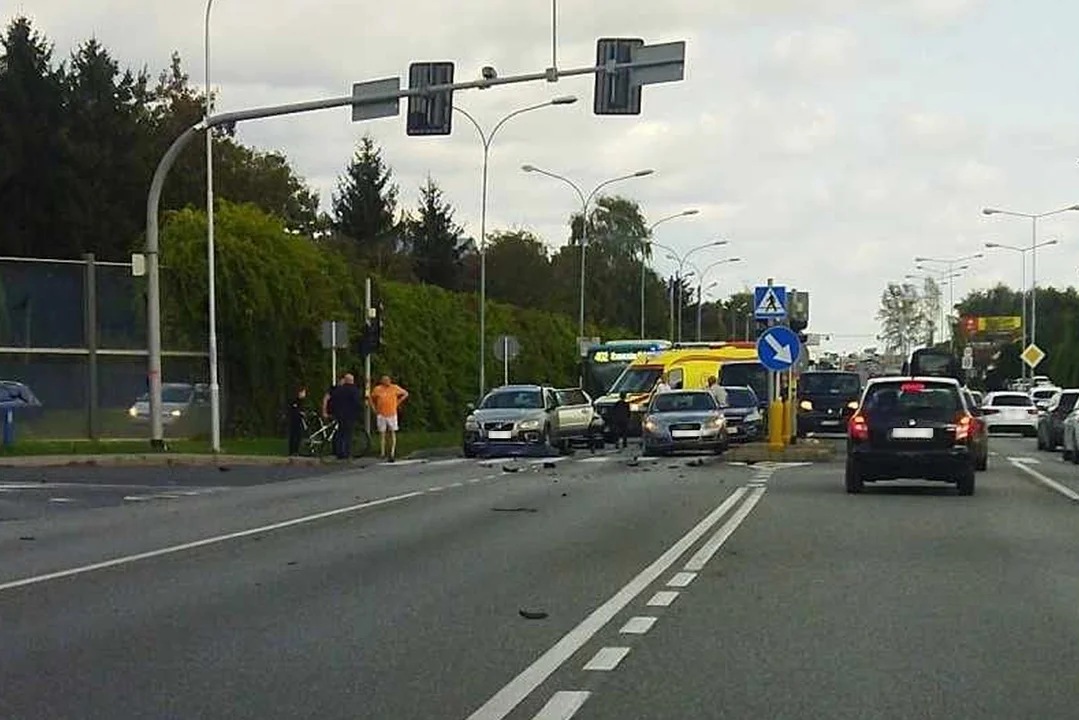 Policja ustaliła sprawcę karambolu na ul. Lwowskiej w Rzeszowie. Kierowca uciekł wcześniej z miejsca zdarzenia - Zdjęcie główne