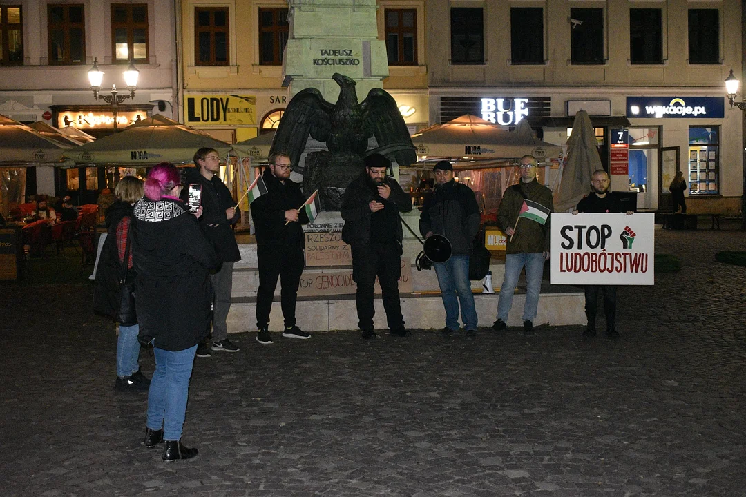 Rzeszów solidarny z Palestyną. Na rynku protestowano przeciwko izraelskim bombardowaniom Strefy Gazy. „To barbarzyński atak” [ZDJĘCIA] - Zdjęcie główne