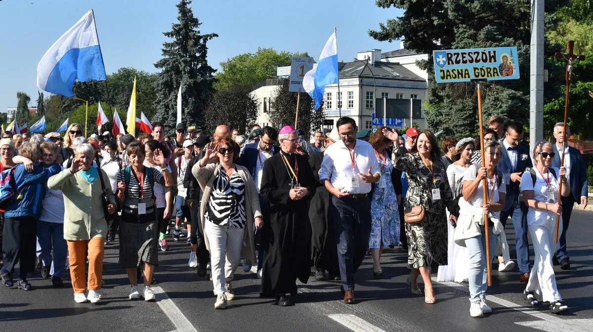 W niedzielę wyruszyła 47. Piesza Pielgrzymka z Rzeszowa na Jasną Górę [ZDJĘCIA] - Zdjęcie główne