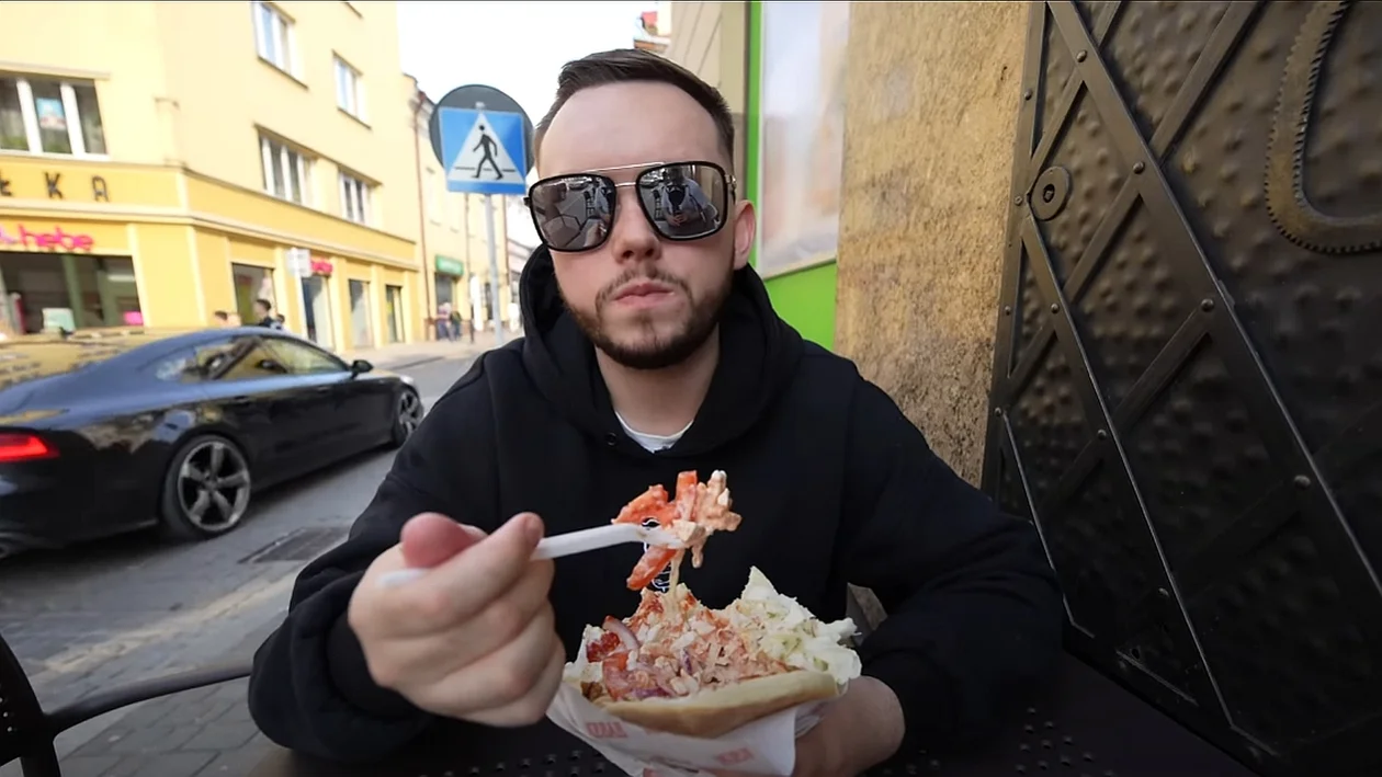 Znany youtuber Książulo sprawdził smak najpopularniejszych rzeszowskich kebabów. Który wypadł najlepiej? [WIDEO] - Zdjęcie główne