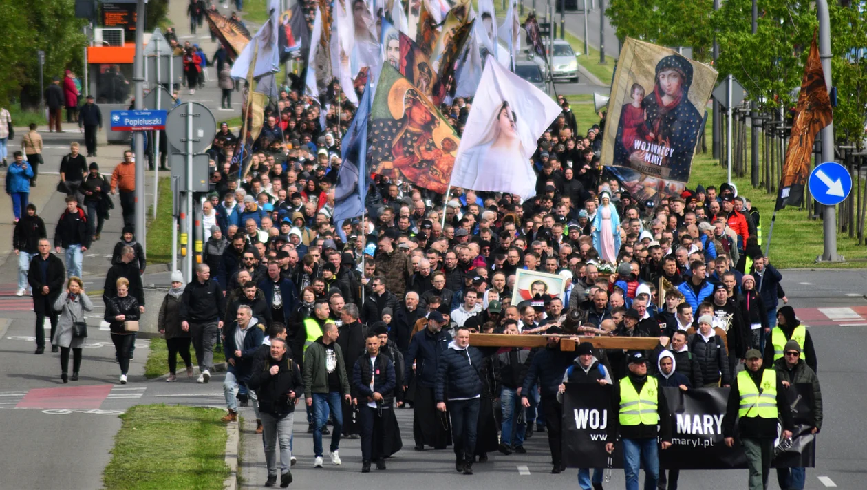 Tysiące Wojowników Maryi przeszło ulicami Rzeszowa [ZDJĘCIA] - Zdjęcie główne