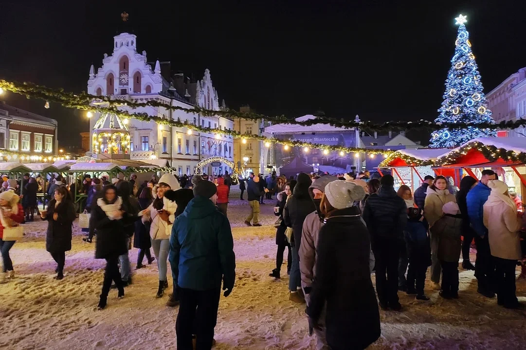 Impreza w klubowych rytmach w Świątecznym Miasteczku w Rzeszowie. Musicie to zobaczyć [WIDEO] - Zdjęcie główne