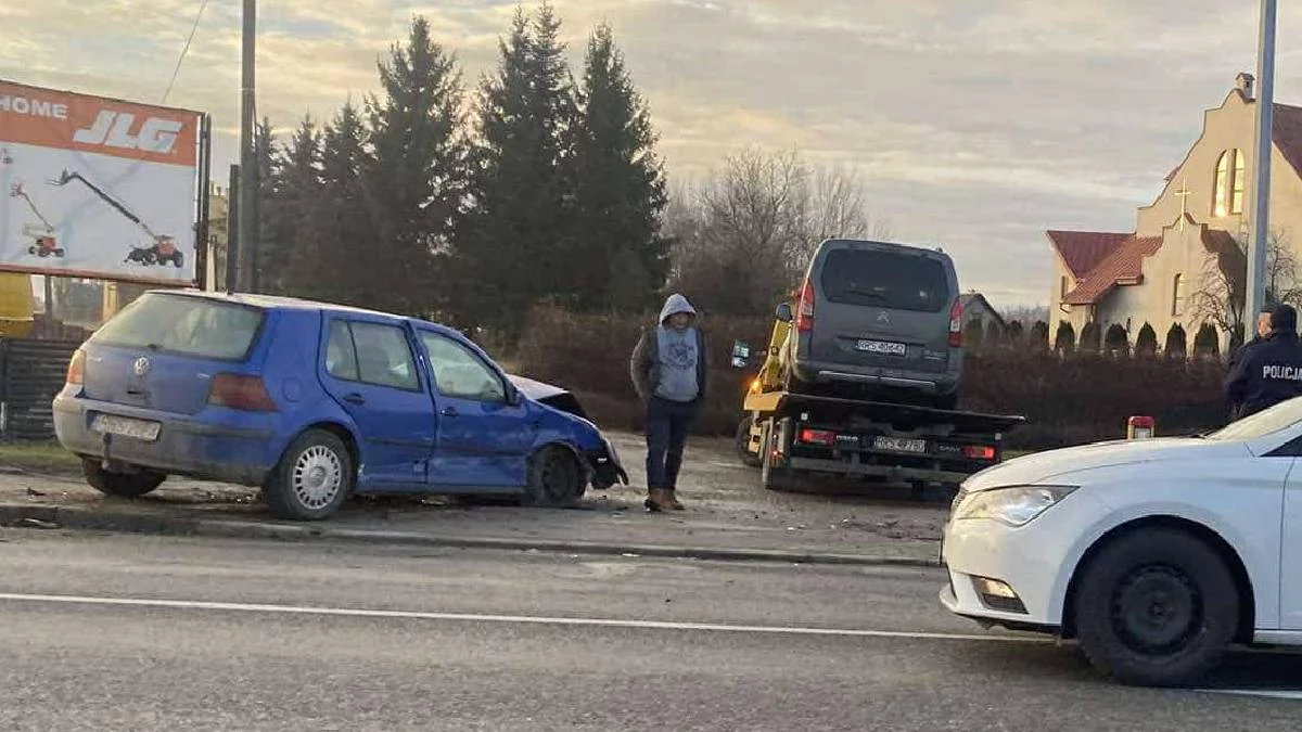 Zderzenie trzech pojazdów na ul. Krakowskiej w Rzeszowie. Spory zator od Świlczy [ZDJĘCIA] - Zdjęcie główne