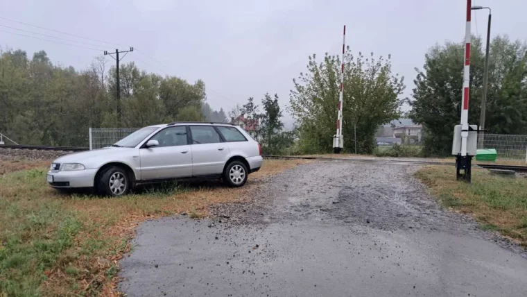 Ruch pociągów relacji Strzyżów-Rzeszów został wstrzymany. Powód? Audi zostawione na torach - Zdjęcie główne