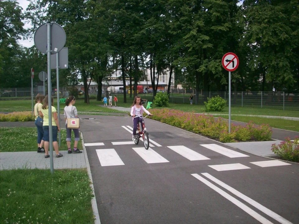 Przy Szkole Podstawowej nr 10 w Rzeszowie powstanie miasteczko ruchu drogowego. Kiedy planowane jest otwarcie? - Zdjęcie główne