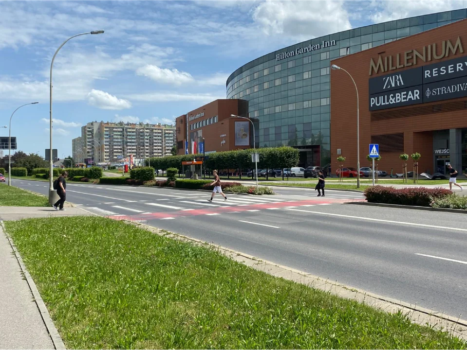 Niebezpieczne przejście przez pasy obok Millenium Hall. Czy będzie sygnalizacja świetlna? - Zdjęcie główne