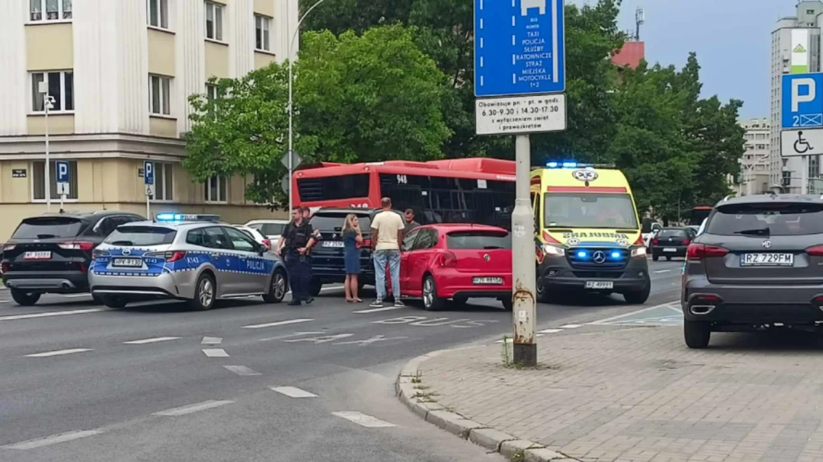 Wypadek w centrum Rzeszowa na al. Piłsudskiego. Utrudnienia w ruchu! [ZDJĘCIA] - Zdjęcie główne