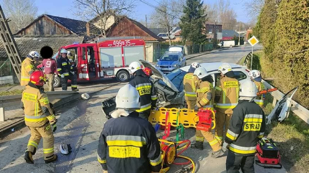 Zderzenie osobówki z ciężarowym w Markowej. Dwie osoby trafiły do szpitala [ZDJĘCIA] - Zdjęcie główne