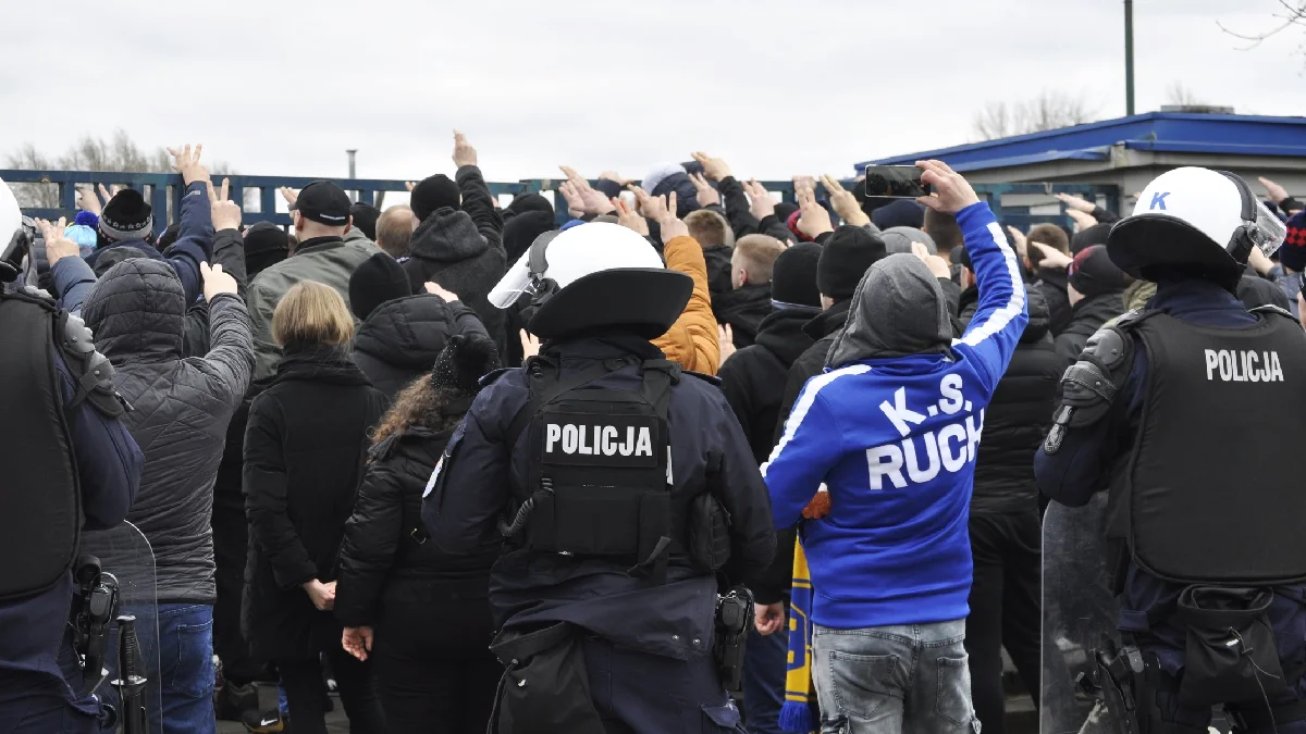 Kibice Wisły i Ruchu w obstawie policji kibicują pod Stadionem Miejskim [ZDJĘCIA] - Zdjęcie główne