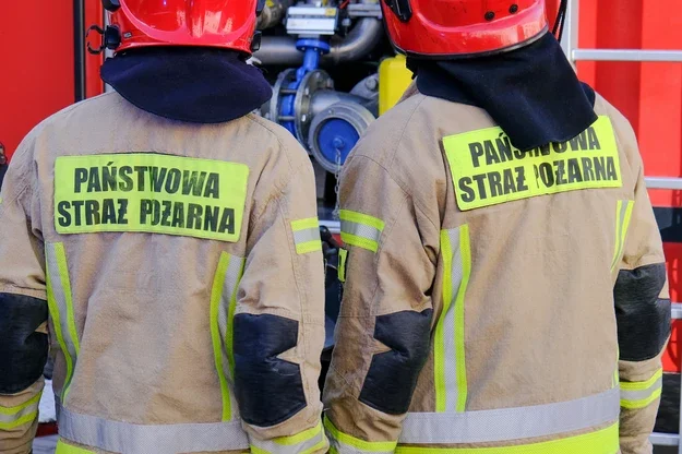 Pożar w garażu na ulicy Strażackiej. W akcji 8 zastępów straży pożarnej - Zdjęcie główne