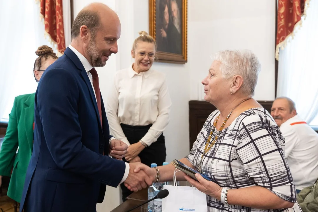 Opaski życia trafiły do 158 rzeszowskich seniorów. To urządzenie może pomóc w sytuacjach zagrożenia - Zdjęcie główne