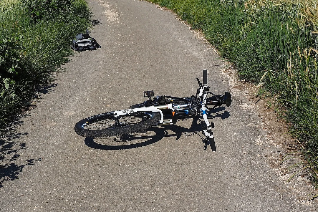 Tragedia w Brzezówce w powiecie rzeszowskim. Nie żyje 47-latek znaleziony obok swojego roweru - Zdjęcie główne