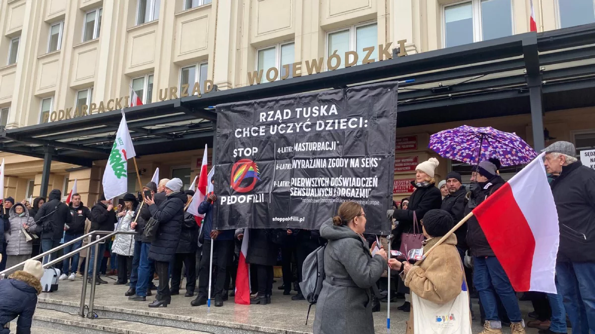 „Tak dla edukacji, nie dla deprawacji”. Protest przeciwko edukacji seksualnej pod urzędem wojewódzkim w Rzeszowie [ZDJĘCIA] - Zdjęcie główne