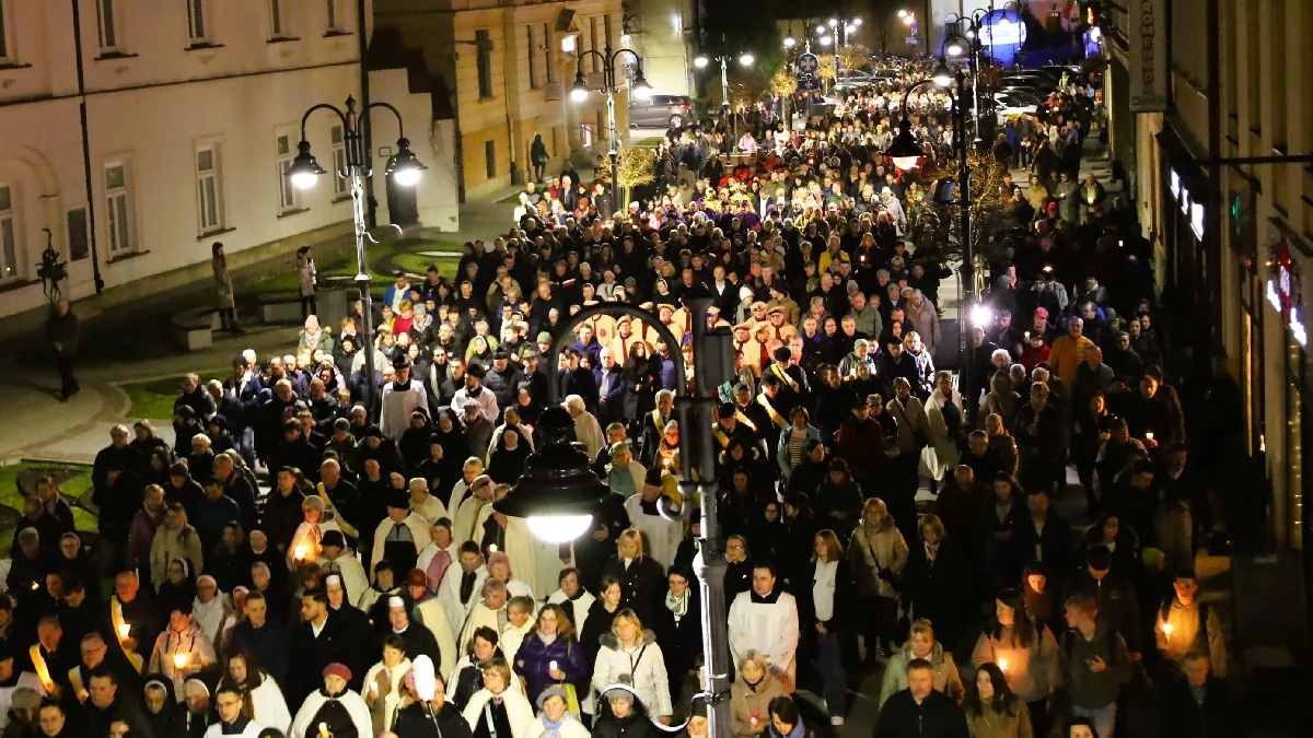 Kilka tysięcy rzeszowian wzięło udział w Drodze Krzyżowej ulicami miasta [ZDJĘCIA] - Zdjęcie główne