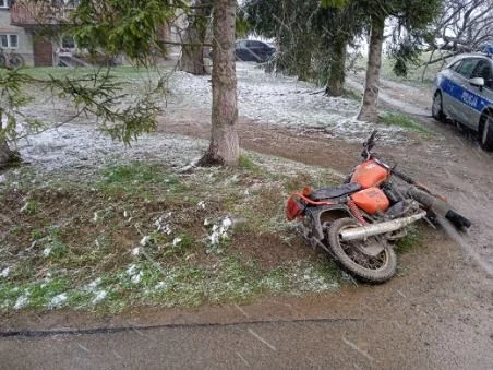 Jechał bez kasku na motocyklu. Zaczął uciekać, bo był pijany i poszukiwany przez policję - Zdjęcie główne