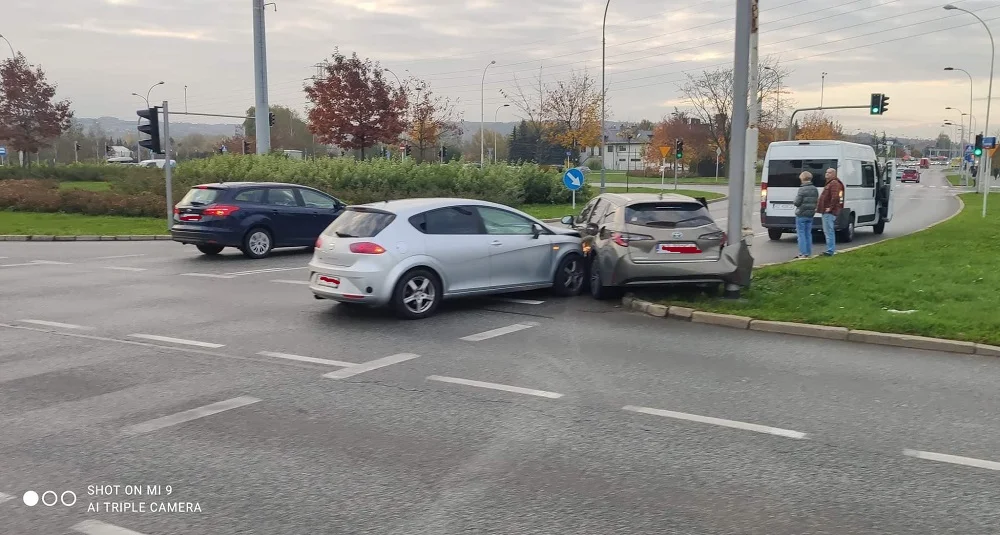 Wypadek na skrzyżowaniu ulic Rejtana i Powstańców Warszawy. Zderzyły się dwa pojazdy osobowe [ZDJĘCIA] - Zdjęcie główne