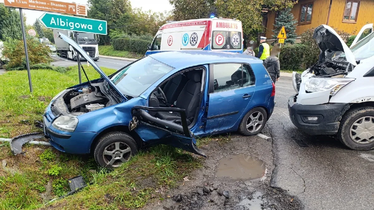 Zderzenie osobówki z busem w Markowej. Jedna osoba trafiła do szpitala - Zdjęcie główne