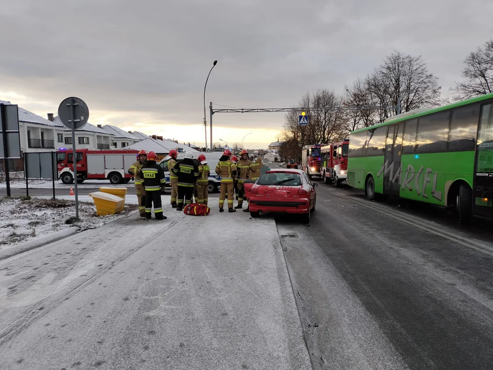 Kolizja samochodu osobowego z autobusem w Głogowie Małopolskim - Zdjęcie główne