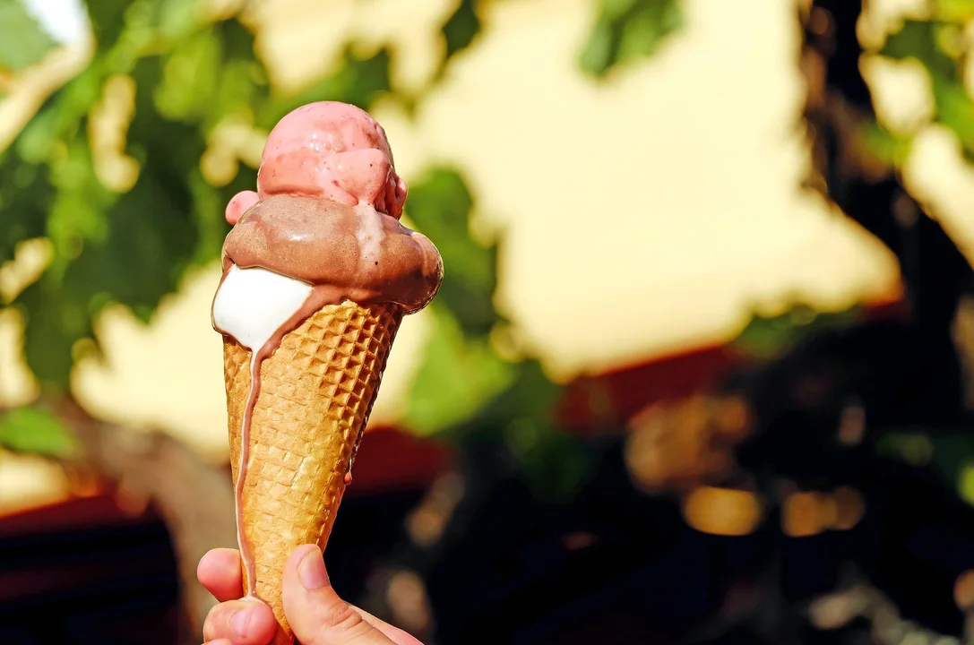 4 Gelateria Bianca, ul.3 Maja 1, ocena 4,6 (590 opinii). Komentarz klienta: Najlepsze lody i desery jakie jadłam!  bardzo dużo smaków do wyboru i ciągle pojawiają się coraz to nowsze i smaczniejsze. Nigdzie jeszcze w Rzeszowie nie trafiłam na tak pyszne lody! Polecam wszystkim. 