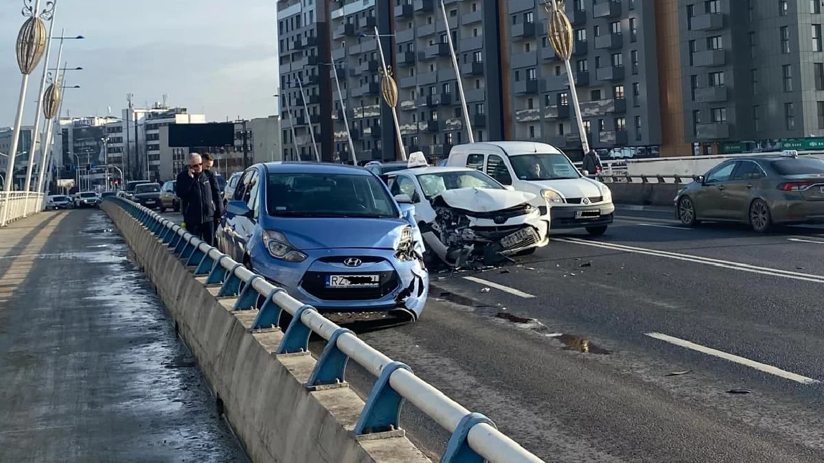 Wypadek na Moście Zamkowym w Rzeszowie. Spore korki w centrum [ZDJĘCIA] - Zdjęcie główne