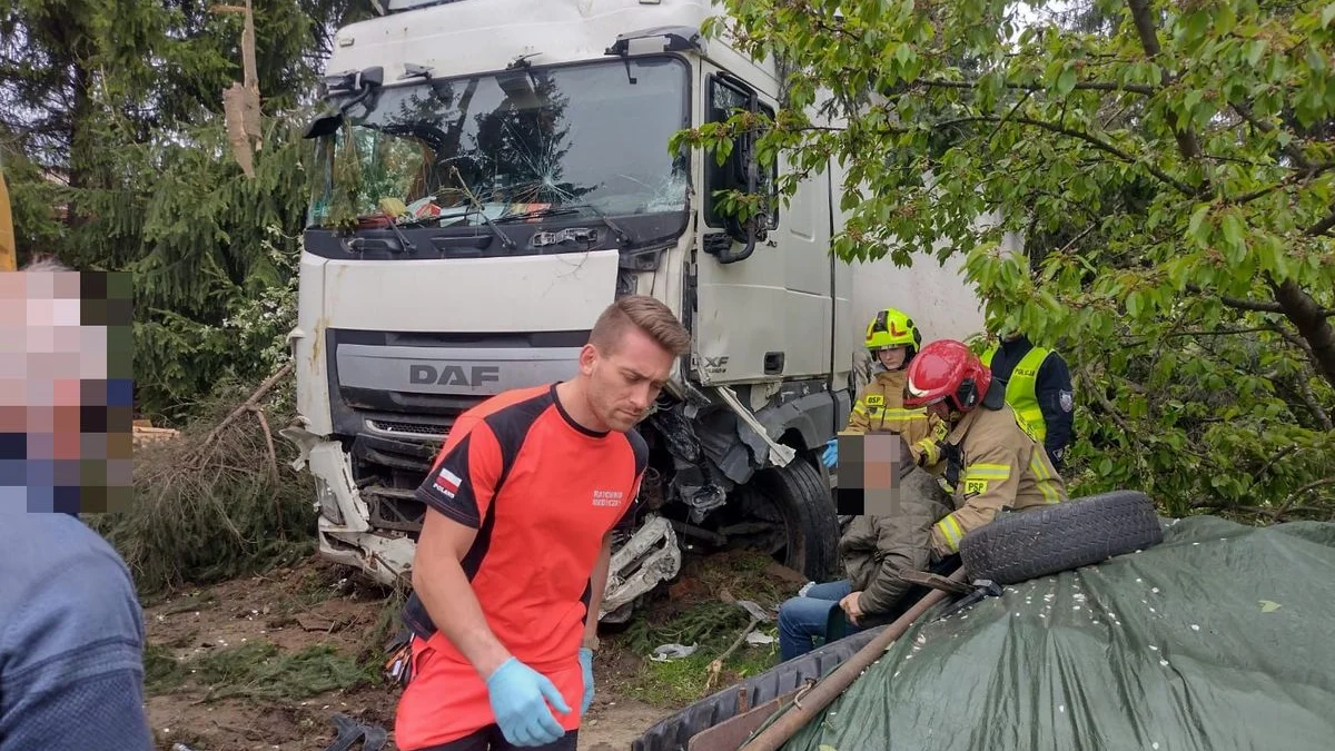 Po wypadku w Tyczynie. Samochód ciężarowy wjechał w przystanek. 8 osób poszkodowanych [ZDJĘCIA] - Zdjęcie główne