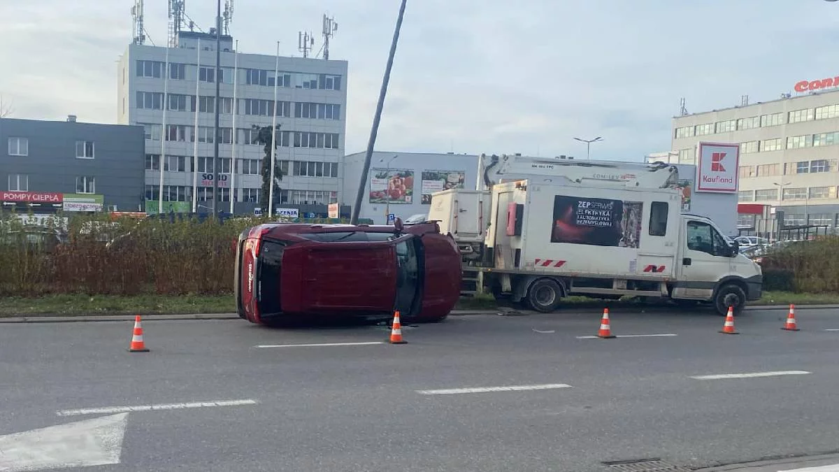 TERAZ! Utrudnienia na al. Rejtana. Przewrócił się samochód [ZDJĘCIA] - Zdjęcie główne