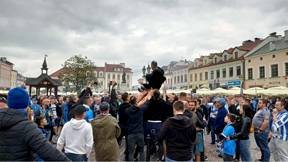 "Pierwsza liga, pierwsza liga Stal Rzeszów!" Wielka feta biało-niebieskich na Rynku [ZDJĘCIA, WIDEO] - Zdjęcie główne