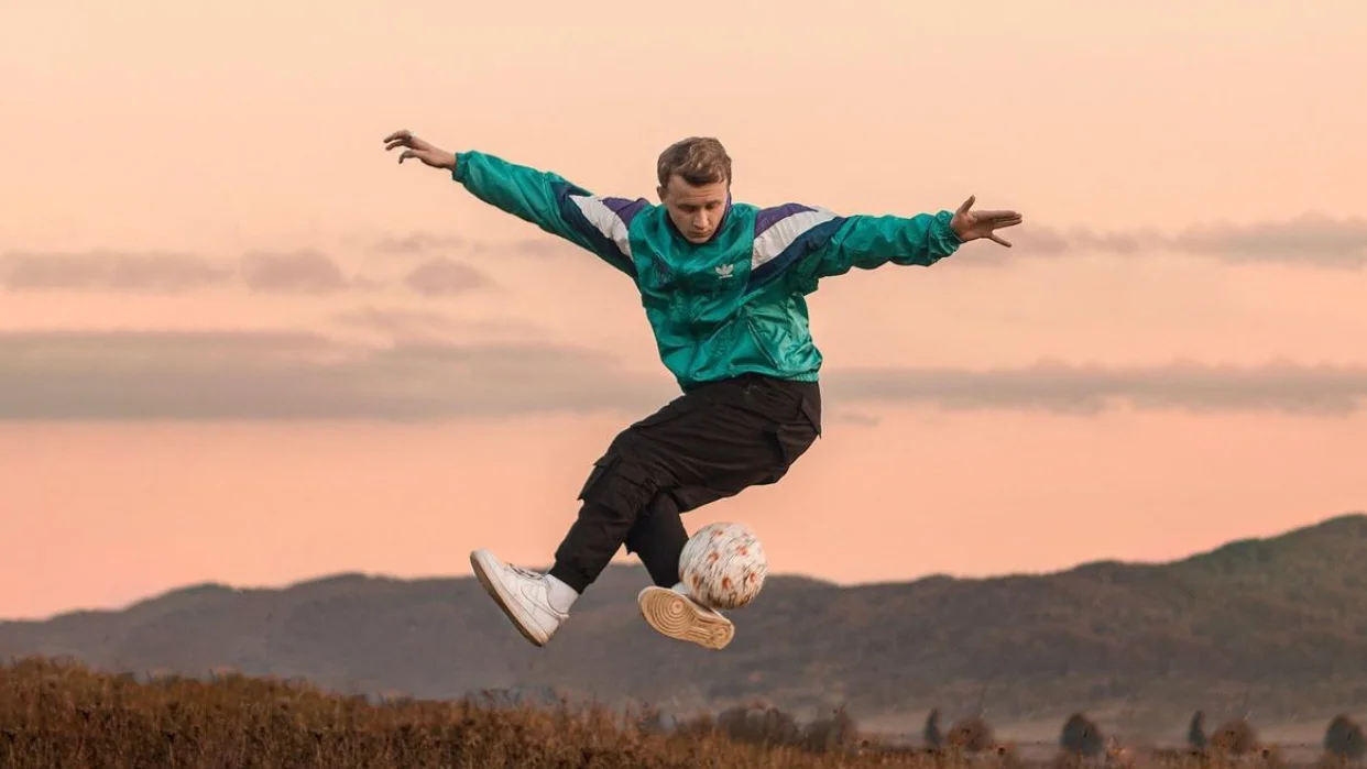 Rozmowa z Adrianem Zagórskim, który zajmuje się dyscypliną sportu jaką jest Freestyle Football.„Wyznacznikiem sukcesu jest stworzenie czegoś, czego jeszcze nikt nie stworzył" [CZ.II] - Zdjęcie główne