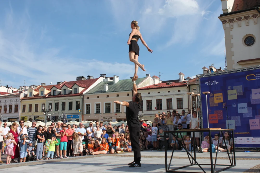 Fantastyczny pokaz akrobatyczny Beaty Surmiak i Jamiego Swana z cyklu Street Art na rzeszowskim Rynku [ZDJĘCIA] - Zdjęcie główne
