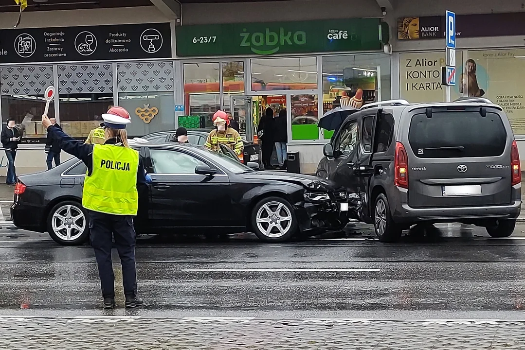 Wypadek dwóch samochodów na ulicy Hetmańskiej. Jeden z kierowców wylądował w szpitalu [ZDJĘCIA] - Zdjęcie główne