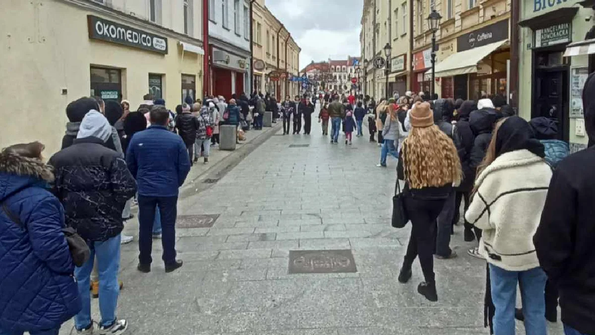 Pączkowe szaleństwo w Rzeszowie. Ogromne kolejki do pączkarni już od rana - Zdjęcie główne