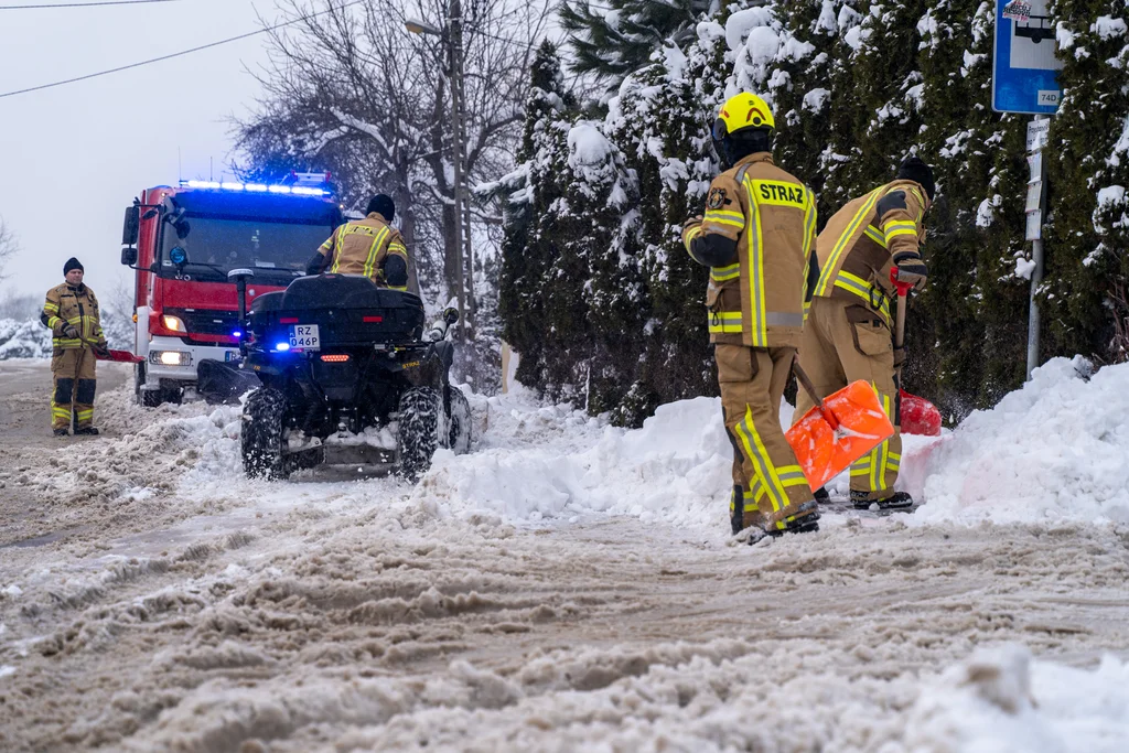 160 interwencji straży pożarnej na Podkarpaciu w związku z nawałnicą śniegu - Zdjęcie główne