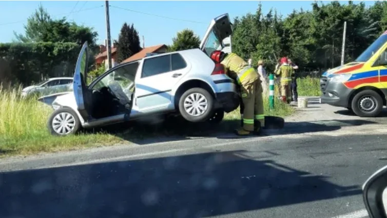 Kolizja drogowa w Trzebownisku. Zderzyły się dwa samochody - Zdjęcie główne