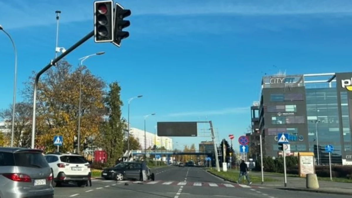 Poranne zderzenie samochodów przy skrzyżowaniu Rejtana i Powstańców Warszawy - Zdjęcie główne