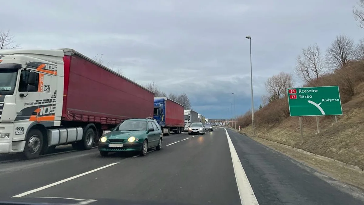 Kryzys transportowy na polsko-ukraińskiej granicy trwa. Kolejka tirów już pod Rzeszowem! [WIDEO] - Zdjęcie główne