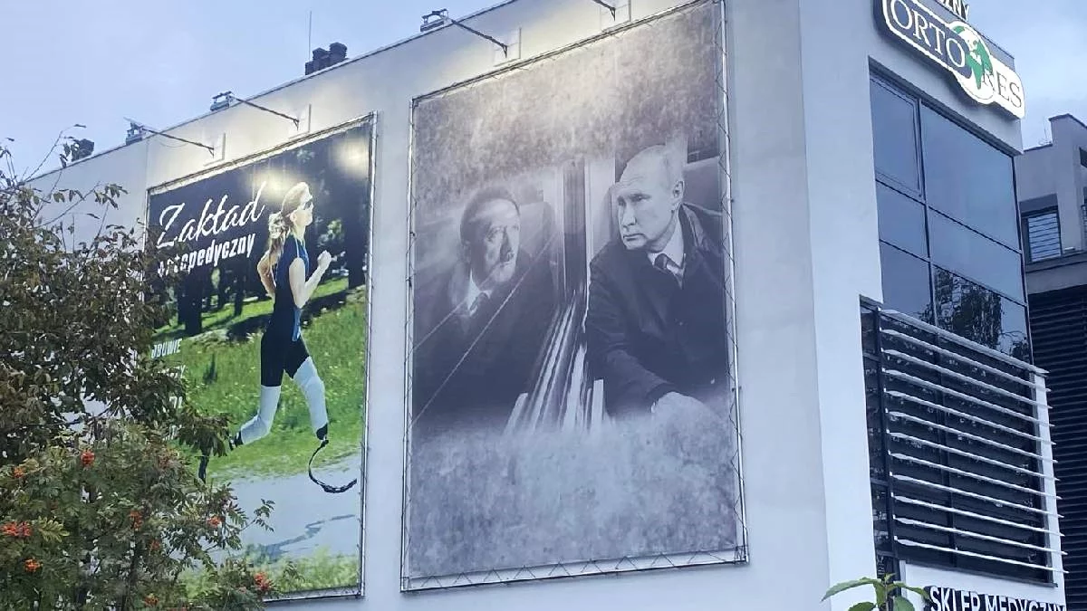 Kontrowersyjny plakat z Putinem i Hitlerem niedaleko szpitala w Rzeszowie [ZDJĘCIA] - Zdjęcie główne