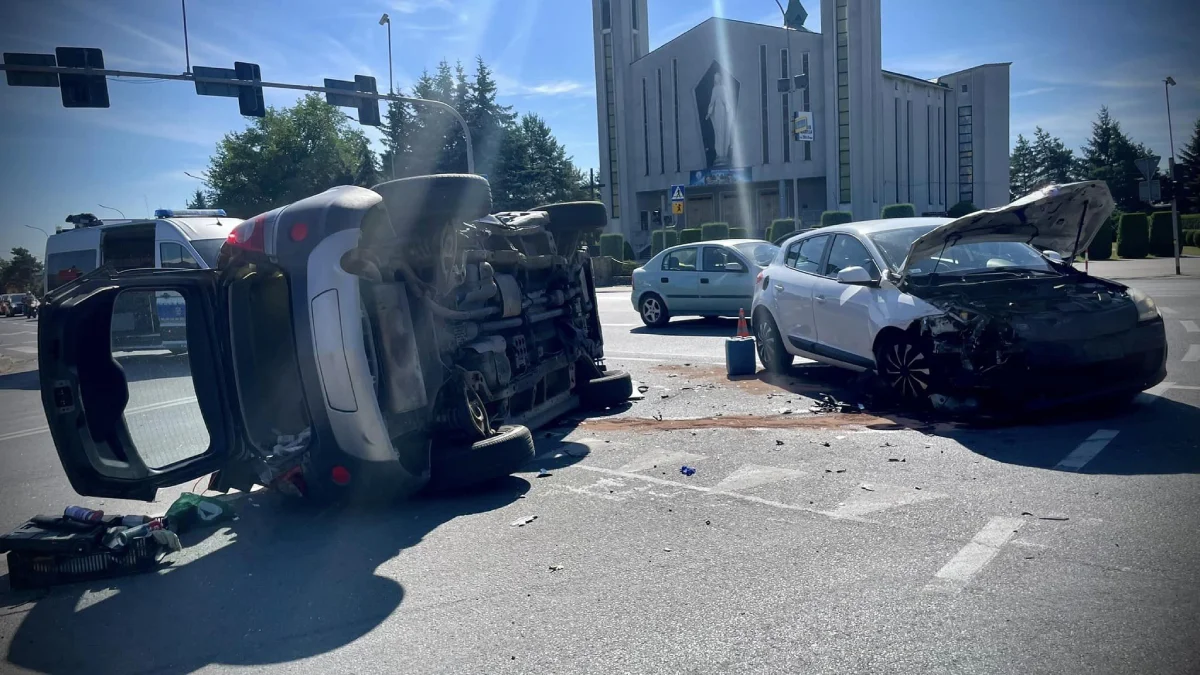 Wypadek 2 samochodów w podrzeszowskiej Boguchwale. Wśród poszkodowanych 8- letnie dziecko [ZDJĘCIA] - Zdjęcie główne