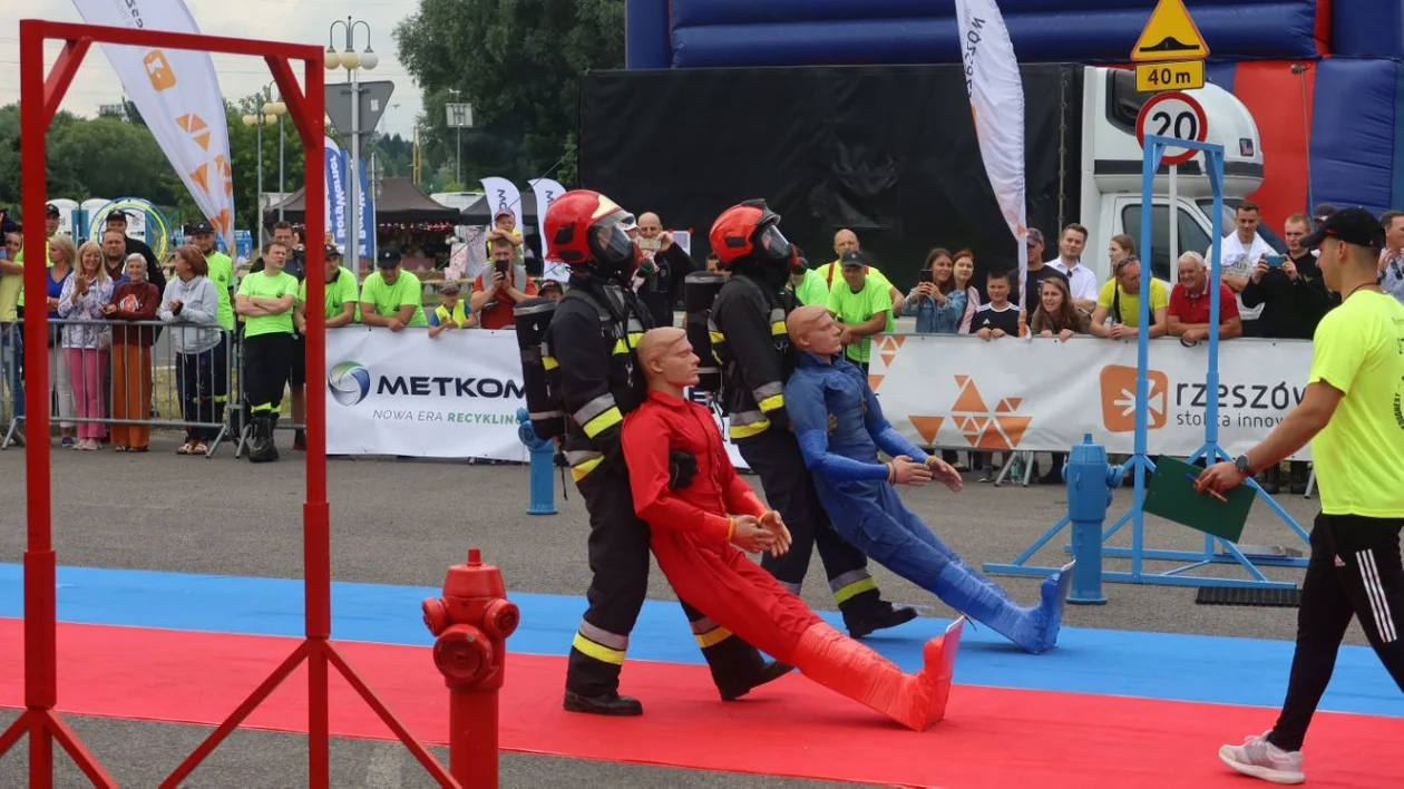 Zawody strażackie "Toughest Firefighter Challenge" w Rzeszowie. Trudne zadania, siła mięśni, szybkość druhów. Sprawdź, jak to wszystko wyglądało [ZDJĘCIA]  - Zdjęcie główne
