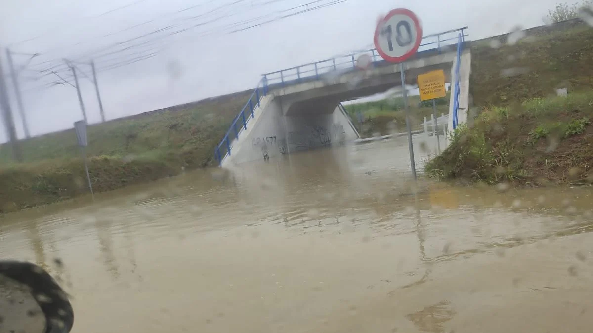 Zalana droga pod wiaduktem kolejowym na trasie Rzeszów Dworzysko – Rudna Wielka. Tędy nie przejedziecie [ZDJĘCIA] - Zdjęcie główne